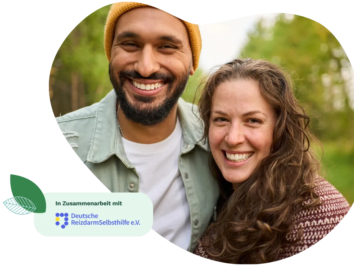 Lächelndes Paar in der Natur. Im Vordergrund der Hinweis „In Zusammenarbeit mit der Deutschen ReizdarmSelbsthilfe e. V.“ mit dem Logo der Organisation.