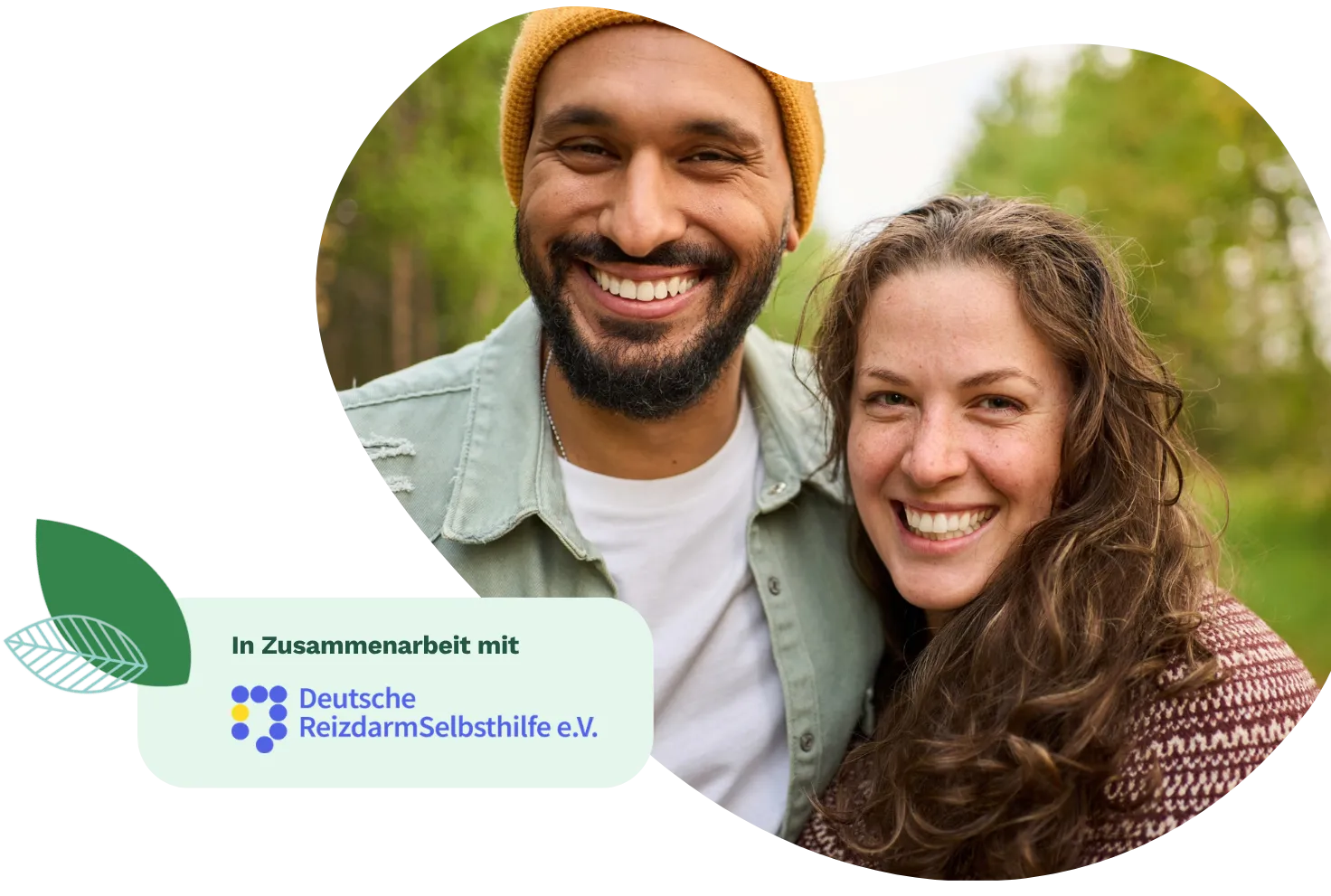 Lächelndes Paar in der Natur. Im Vordergrund der Hinweis „In Zusammenarbeit mit der Deutschen ReizdarmSelbsthilfe e. V.“ mit dem Logo der Organisation.
