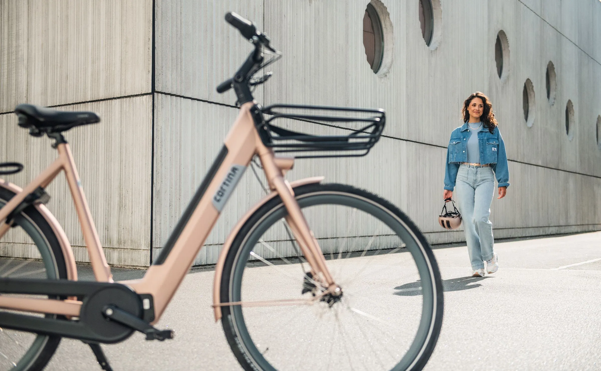 vrouw loopt naar cortina e-nite