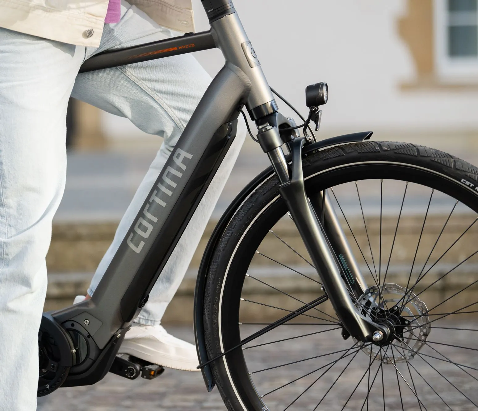 man op een cortina e-mozzo elektrische fiets