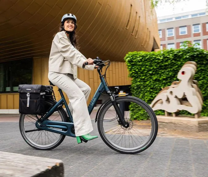 vrouw fietsend op een cortina e-octa elektrische fiets