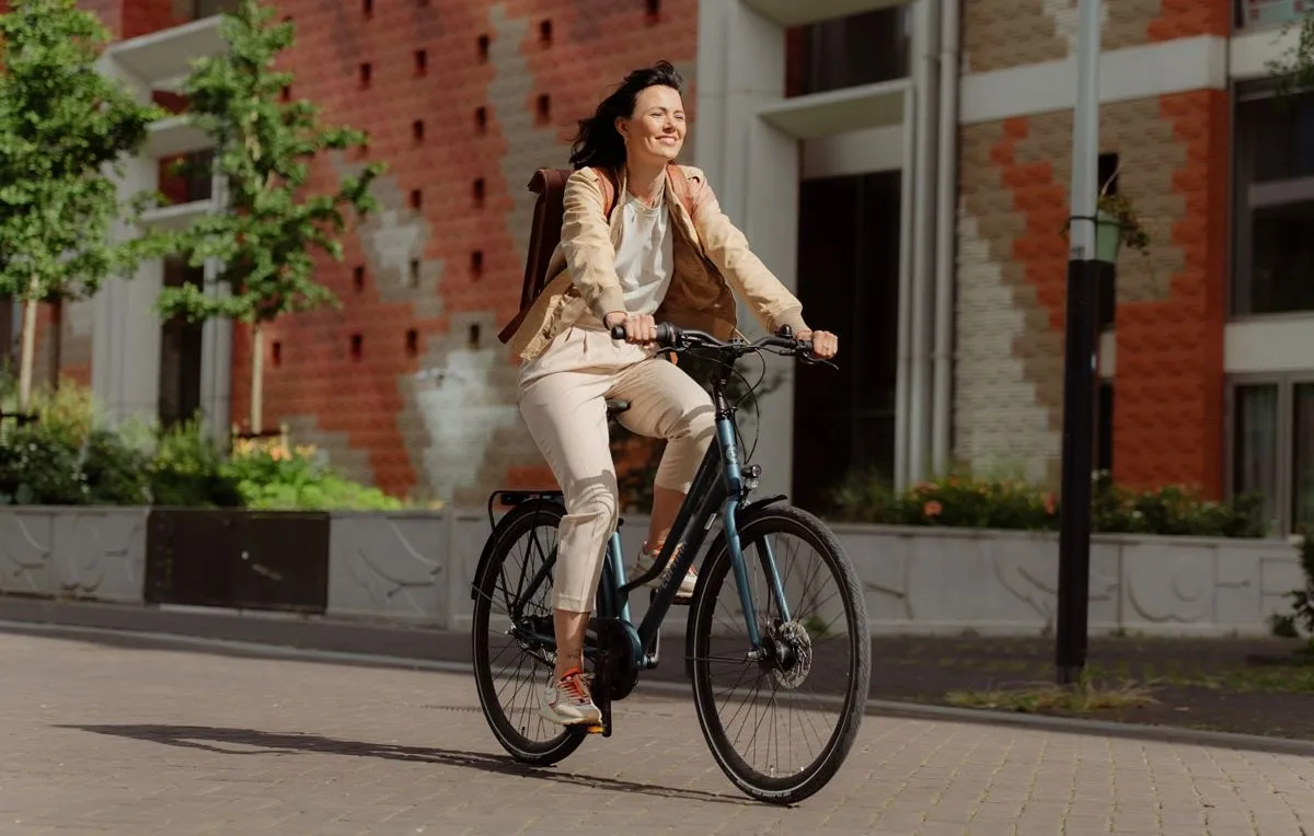 vrouw fietsend op een cortina mozzo