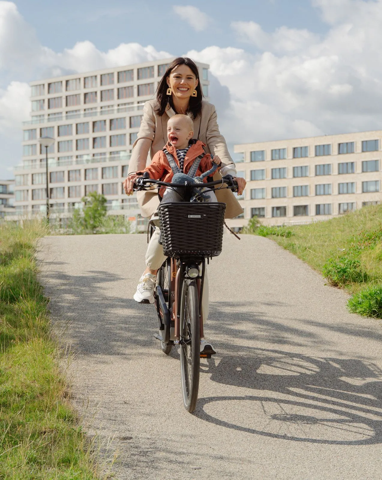 vrouw fietst met de cortina e-common family