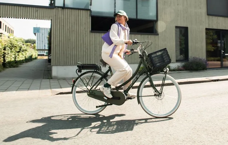 vrouw fietsend op een cortina e-u4 transport transportfiets