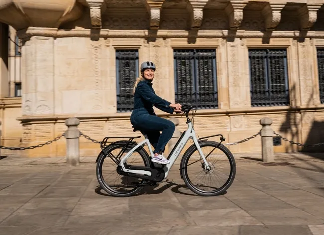 vrouw fietsend op een cortina e-common integrated