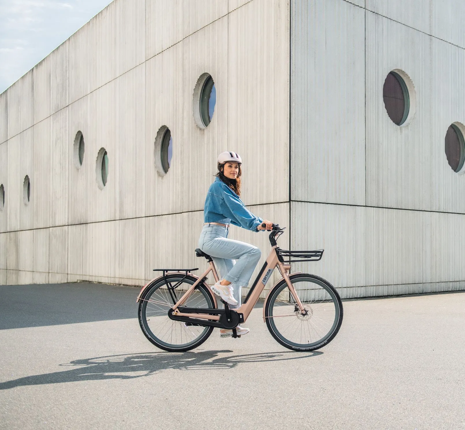 vrouw fietst op cortina e-nite