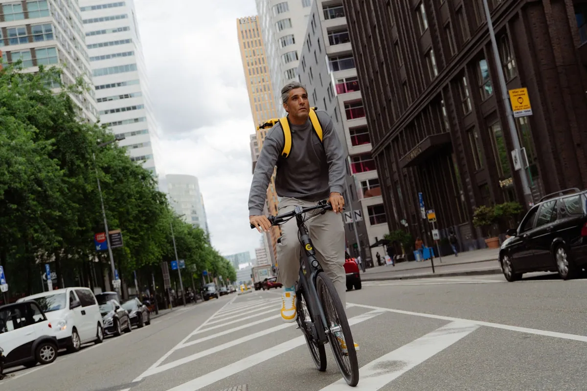 man fietsend op een cortina e-blau