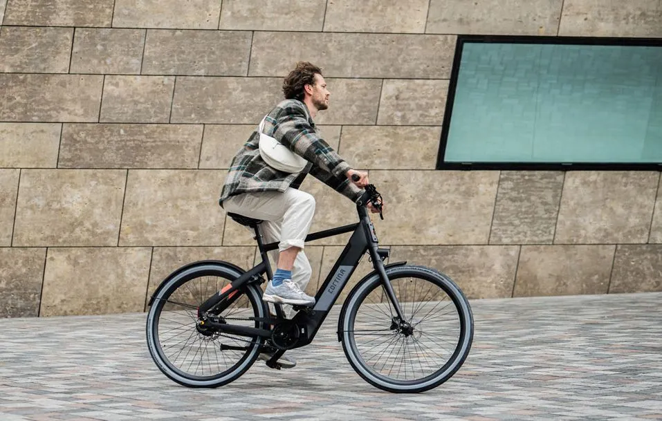 man fietsend op een cortina e-blau jet black matt elektrische fiets