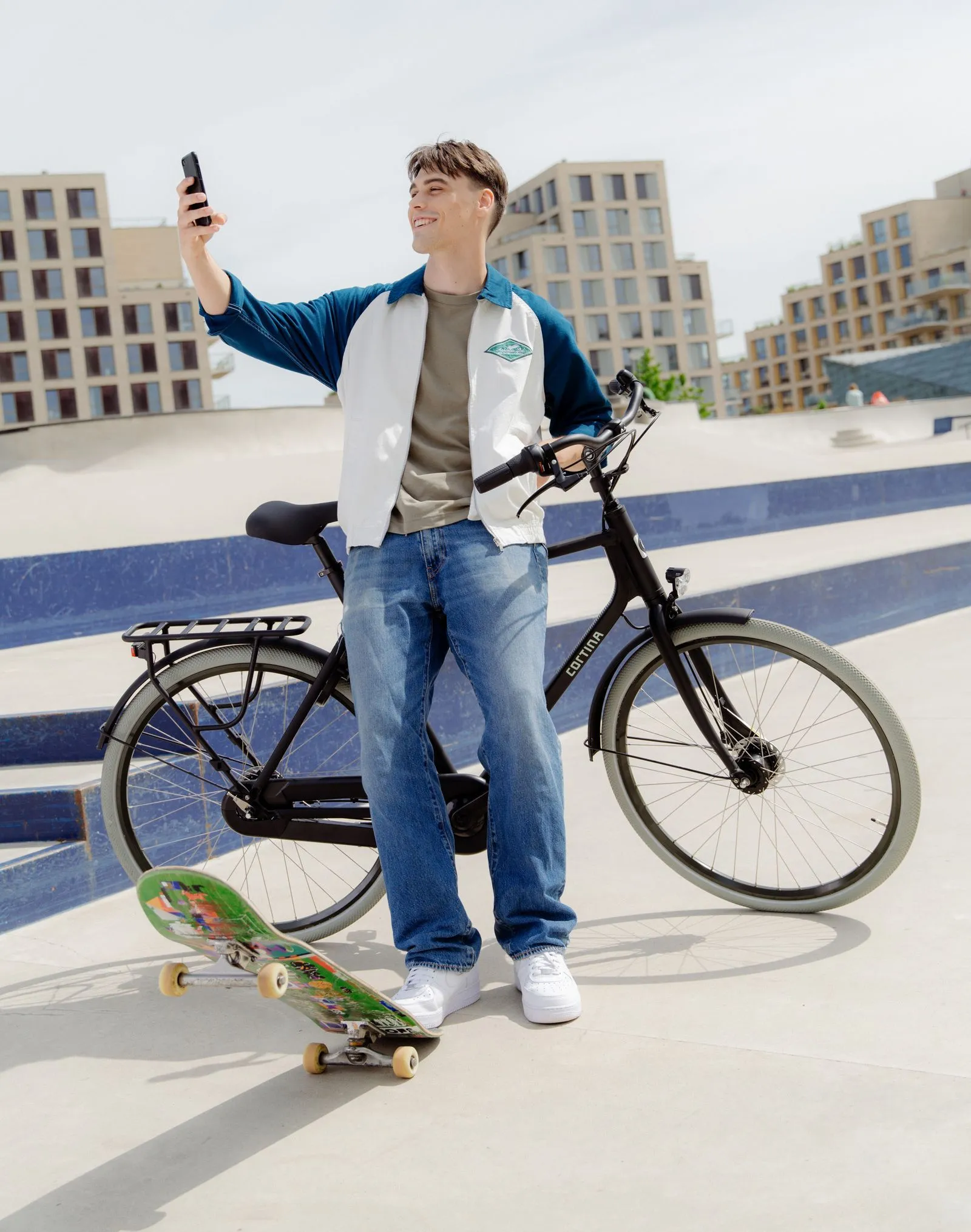 jongen neemt een selfie met de cortina foss
