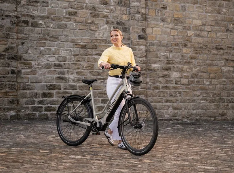 vrouw naast een cortina e-silento