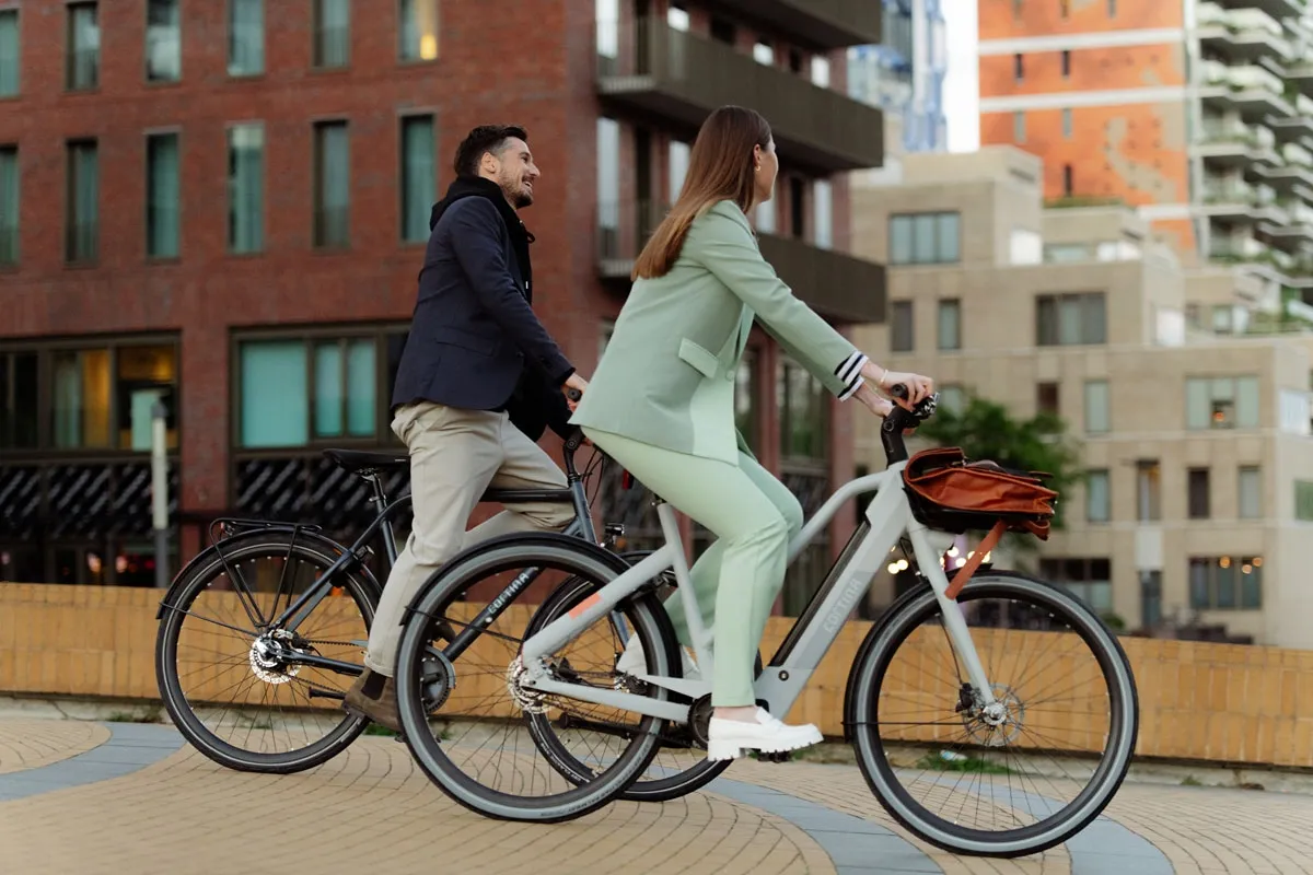 man en vrouw fietsend op een cortina fiets