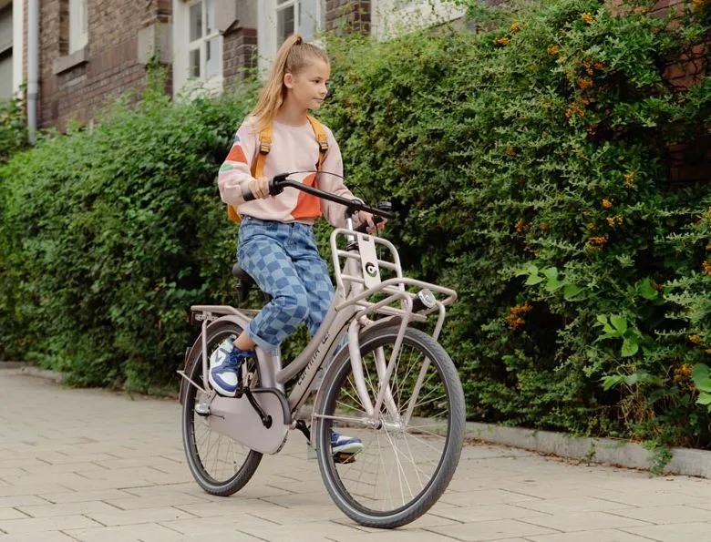 meisje fietst op een cortina u4 transport mini schoolfiets