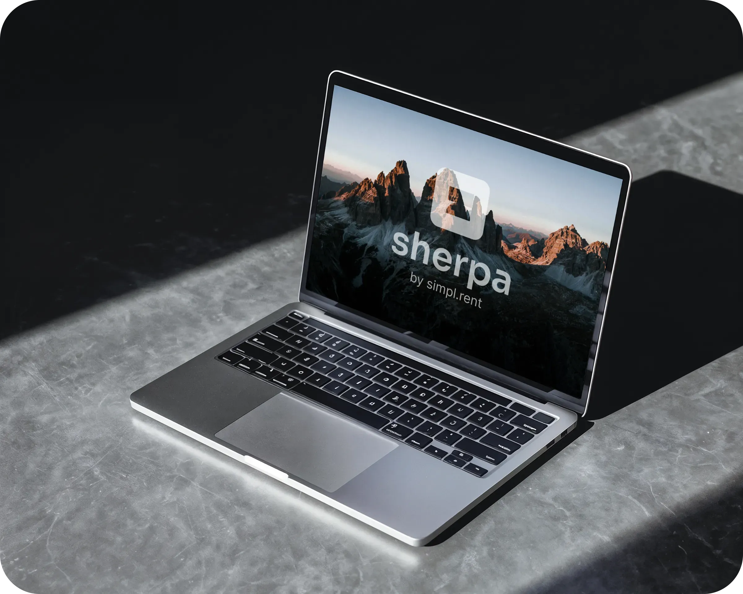 Laptop z otwartym ekranem przedstawiający aplikację Sherpa by simpl.rent na tle górskiego krajobrazu