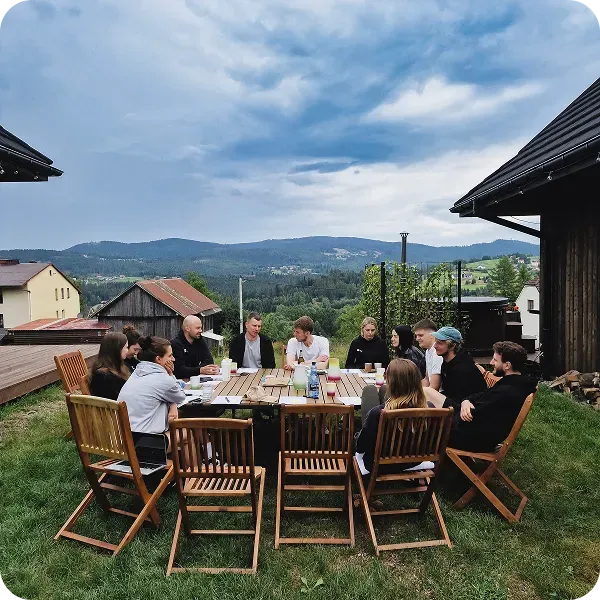 Zespół simpl.rent siedzący przy stole na tarasie podczas spotkania integracyjnego